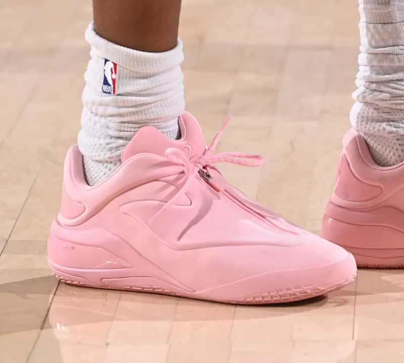 世界杯手机观看-亚历山大穿着粉色Shai001，得到20分1篮板11助攻